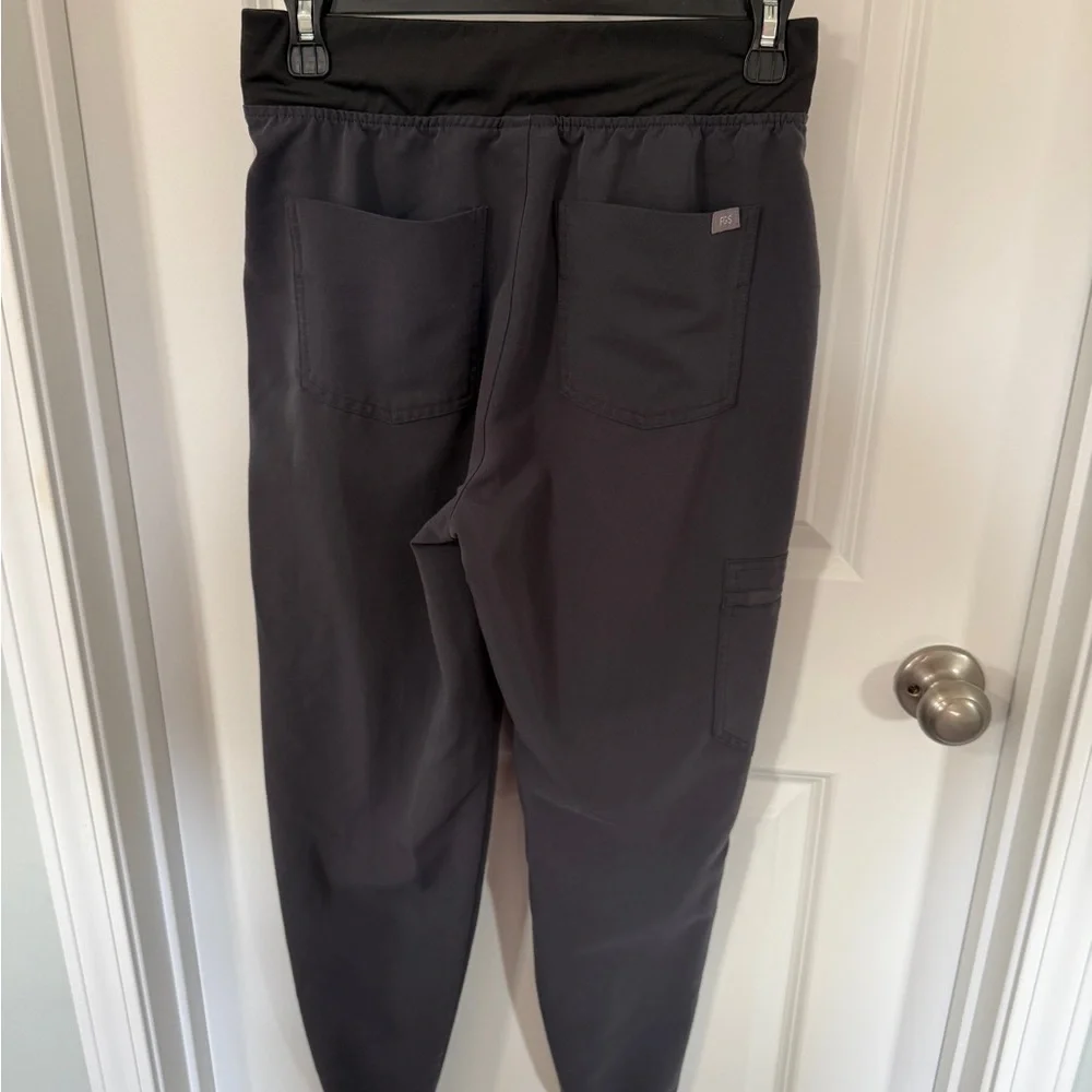 Figs Women's Charcoal Joggers with Pink Drawstring high waisted size small - Picture 2 of 3